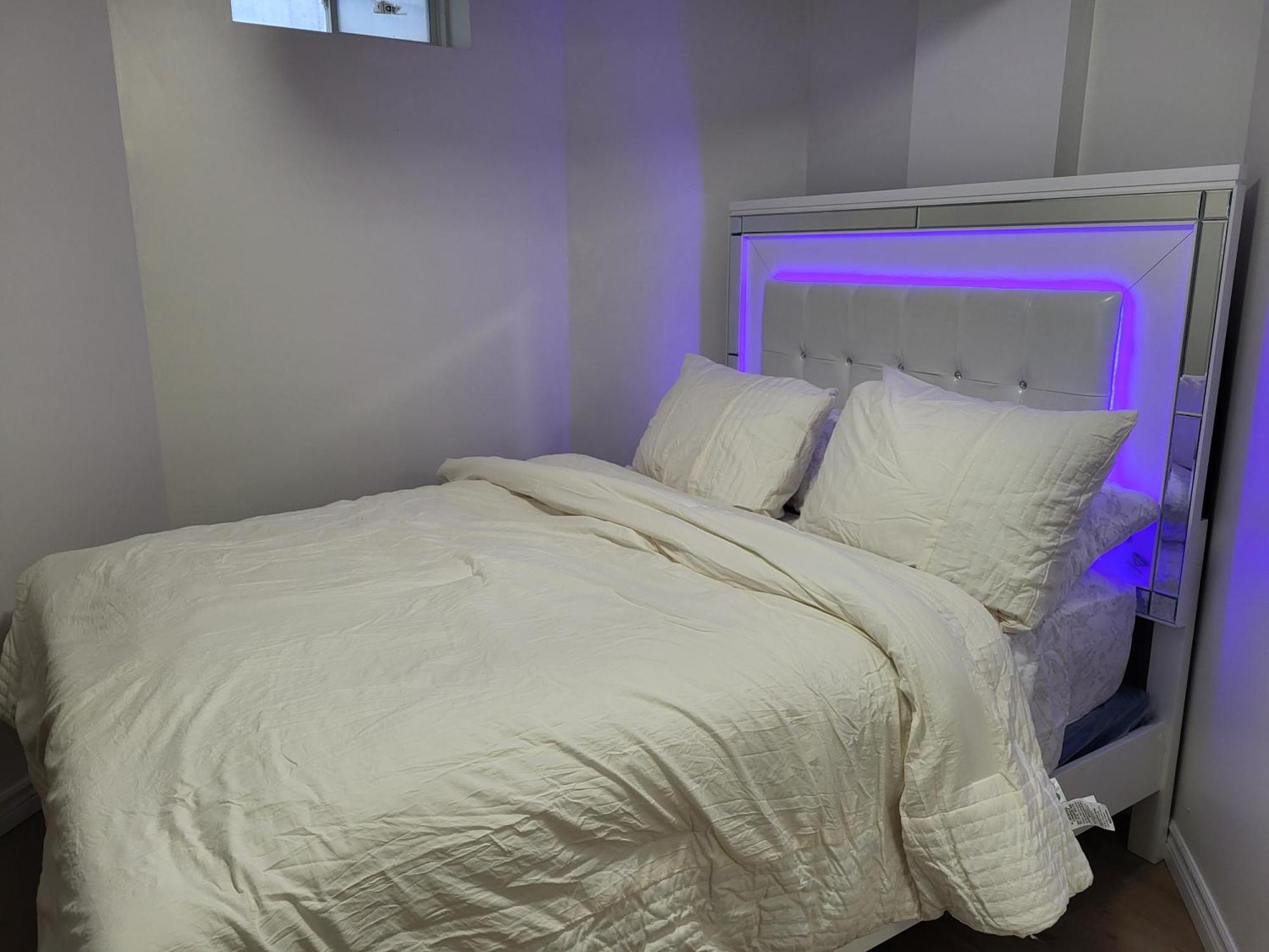 Cozy Room Basement With Separate Entrance แบรมพ์ตัน ภายนอก รูปภาพ